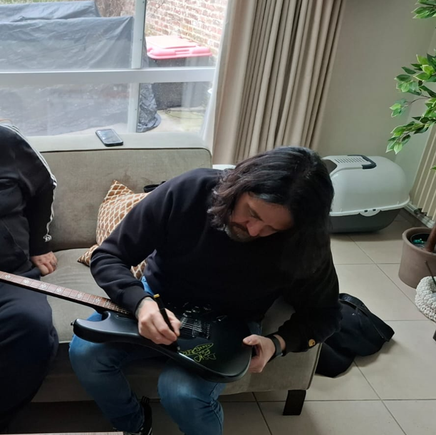 Gesigneerde gitaar - Channel Zero