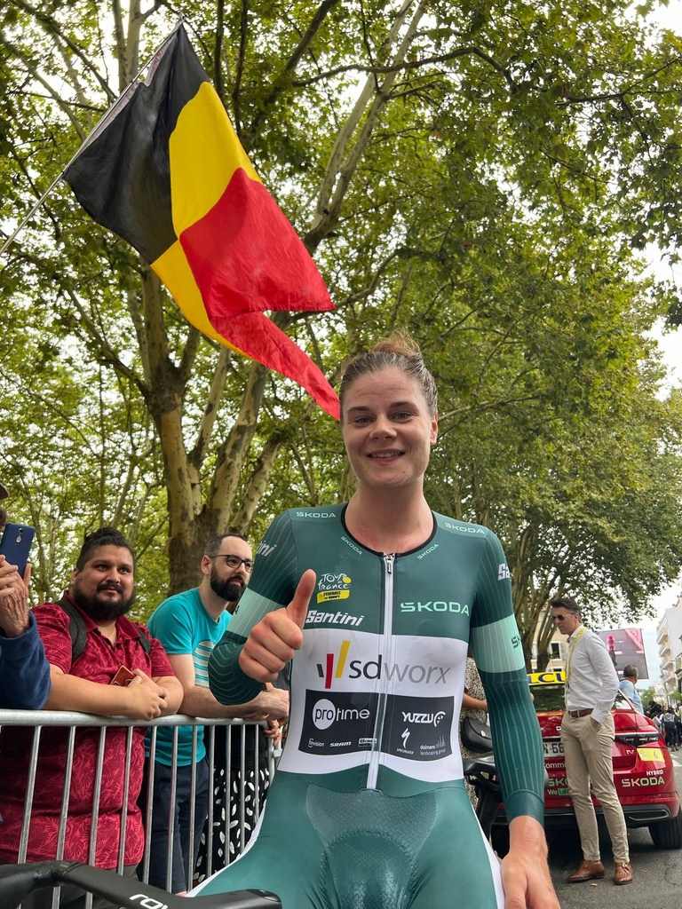 Gesigneerde groene trui van Lotte Kopecky