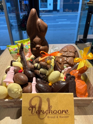 Paas-geschenkmand geschonken door Bakkerij Verschoore 